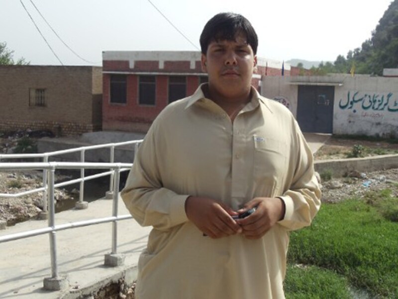 Aitazaz Hassan Bangash overmeesterde de zelfmoordterrorist, die in paniek zijn bom liet ontploffen.