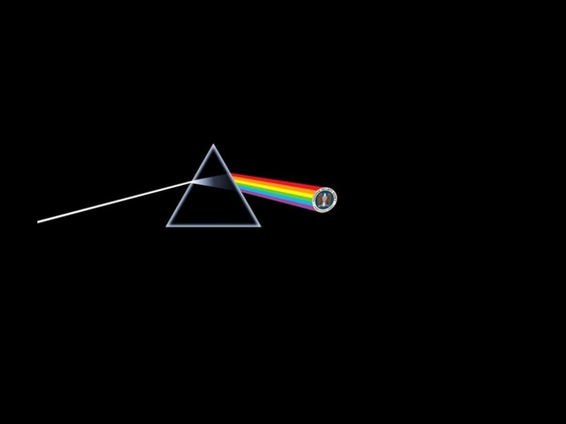 De hoes van 'The Dark Side of the Moon' waar het logo van de NSA is bijgeplakt.