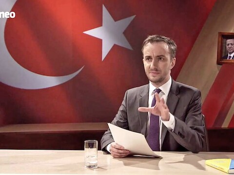 Jan Böhmermann bracht zijn gedicht over Erdogan op tv.