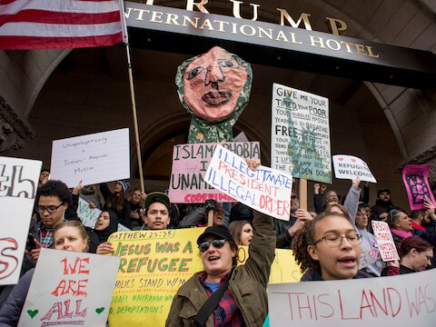 Honderden mensen protesteren voor het Trump Hotel in Washington DC. Overal in het land kwamen mensen opnieuw massaal op de been om te demonstreren tegen het decreet dat Trump uitvaardigde.