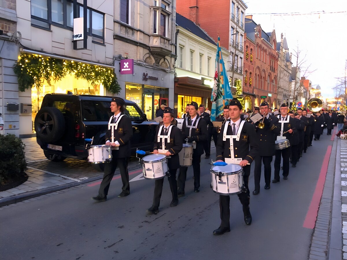 Grote parade door centrum Roeselare voor Barbaraviering van de ...