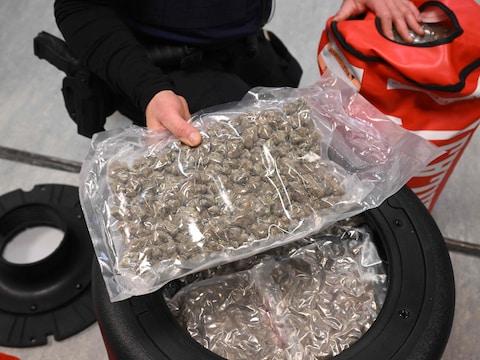Het gemeenteraadslid van Ganshoren werd betrapt toen hij dozen met cannabis stond te stapelen (illustratiebeeld)