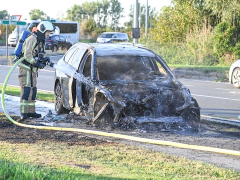 De BMW is volledig uitgebrand
