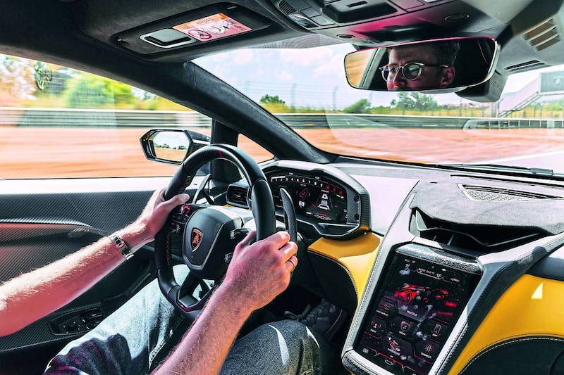 Inclusief alle vloeistoffen weegt deze nieuwe sportwagen bijna 2.000 kilo.