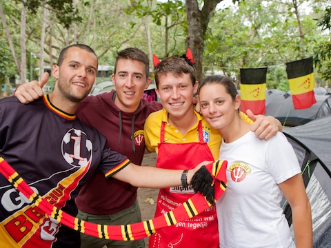 De Belgische vrijwilligers die op de camping werken, van l naar r: Kristof Van De Velde (28), Laurens Aerts (25), Gilles Van Der Kreeft (23) en Anne Chielens (23).