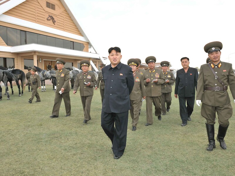 De Noord-Koreaanse leider Kim Jong-un met enkele van zijn volgelingen.