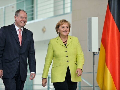 Peer Steinbrück (links) wordt de uitdager van Angela Merkel.