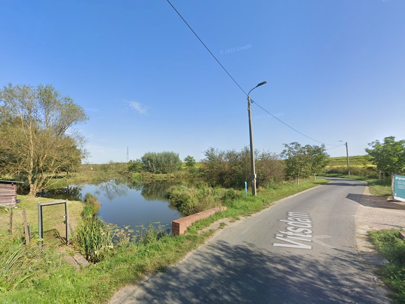 Het voertuig belandde in de visvijver Kleine Kragewiel langs de Vitsdam in Bornem