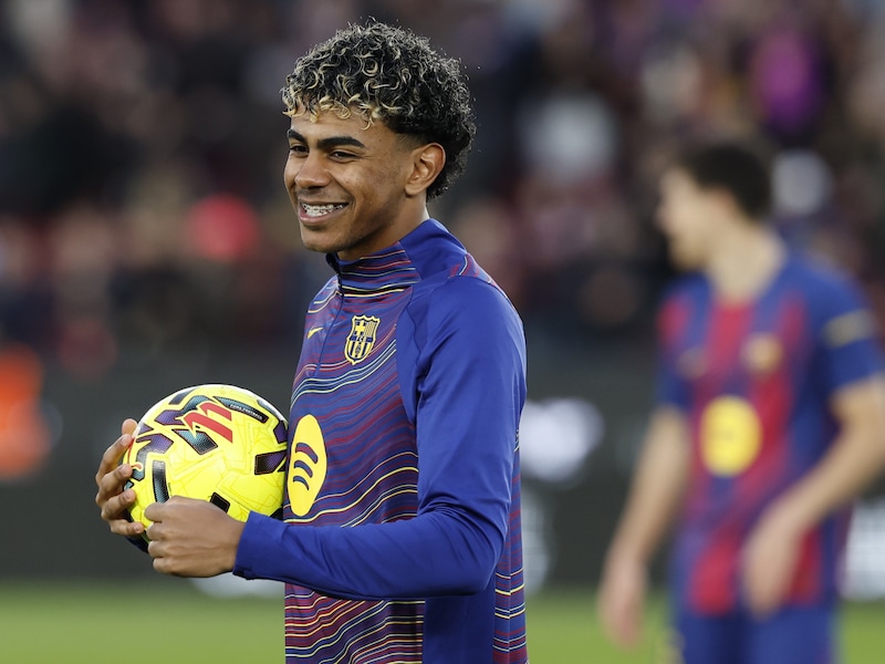 De eerste hattrick van zijn carrière: Lamine Yamal (18) bezorgt FC Barcelona met drie goals de zege tegen Villarreal
