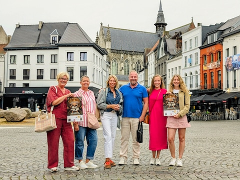 Deelnemende handelaren op de Grote Markt van Aalst.