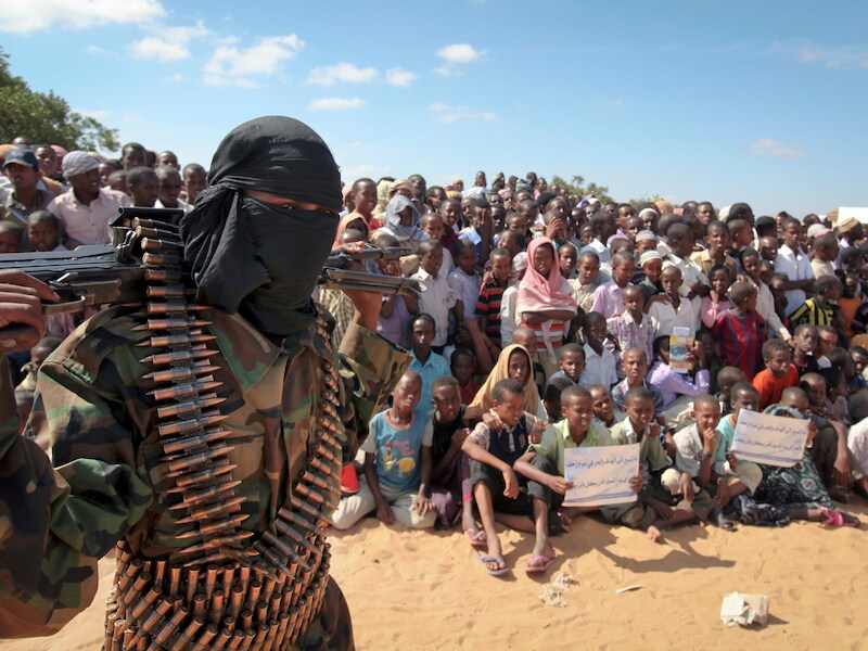 Een strijder van al-Shabaab tijdens een demonstratie in de buitenwijken van Mogadishu (Somalië), twee jaar geleden.