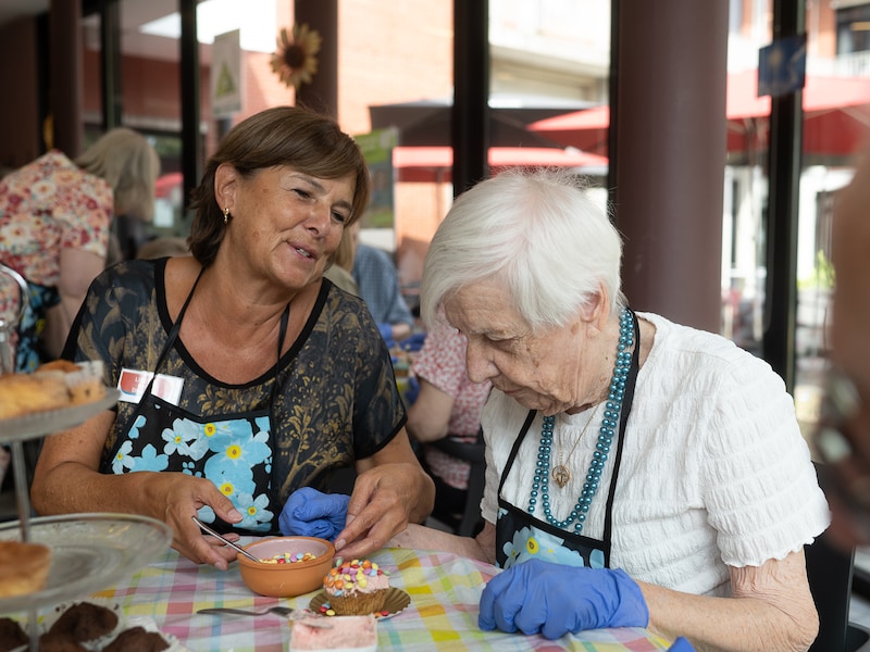Aartselaar bakt en verkoopt voor Stichting Alzheimer Onderzoek tijdens Wereld Alzheimermaand