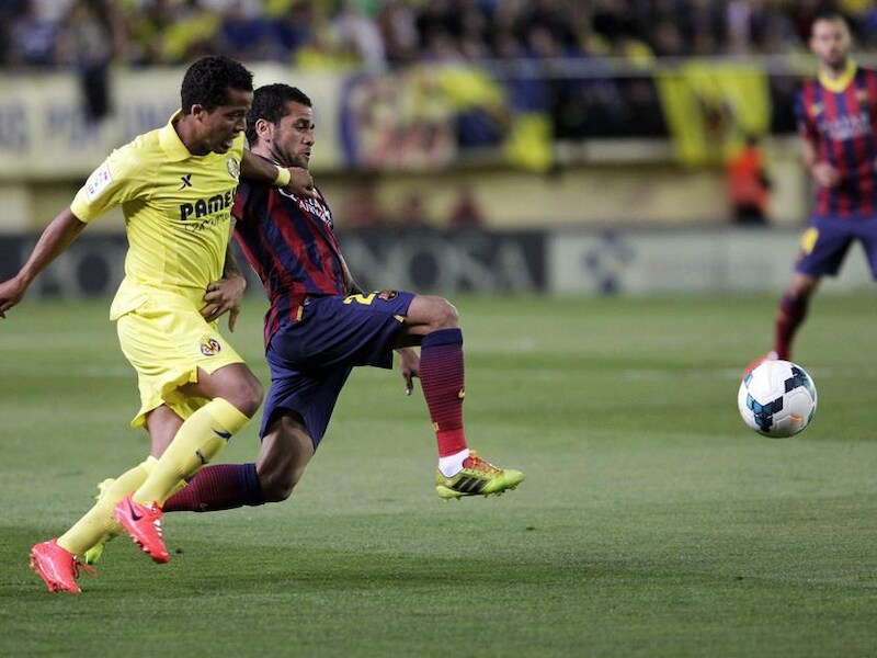 Dani Alves (rechts) in actie tegen Villarreal