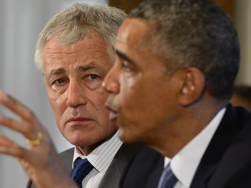 Minister van Defensie Chuck Hagel naast president Obama.