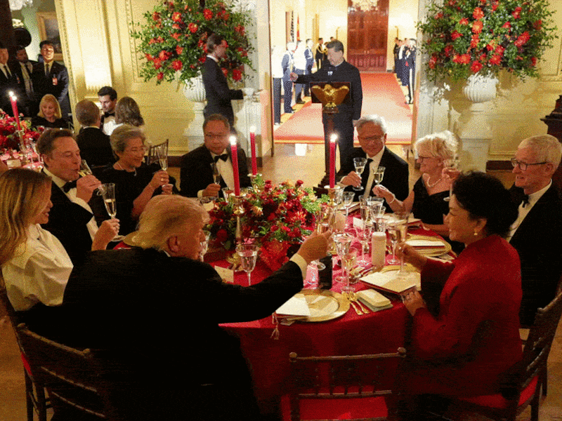 Proost! De Amerikaanse president Donald Trump brengt een toast uit met de Chinese first lady Peng Liyuan. Naast Melania Trump zitten enkele steenrijke techbazen: Elon Musk (v.l.n.r.), Lisa Su (AMD), haar man Daniel Lin, Jensen Huang (Nvidia), zijn vrouw Lori en Tim Cook (Apple). Op de achtergrond staat de Chinese president Xi Jinping.