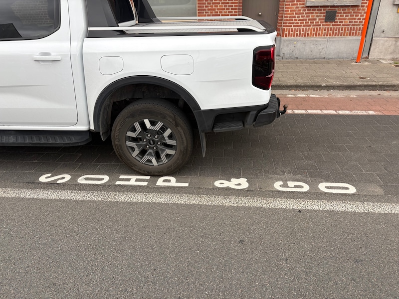 Hier parkeer je op een ‘sohp & go’-plaats: spelfout door aannemer zorgt voor grappig beeld in Deinze