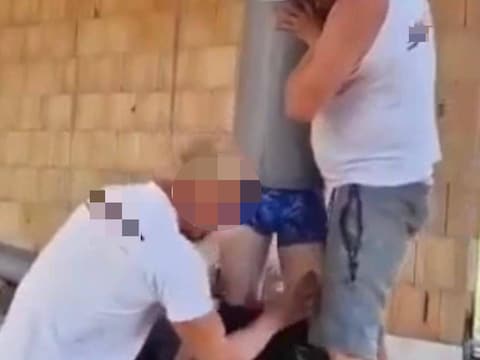 Een viraal filmpje toont hoe arbeiders een collega in een buis stoppen en zijn onderbroek uittrekken. 