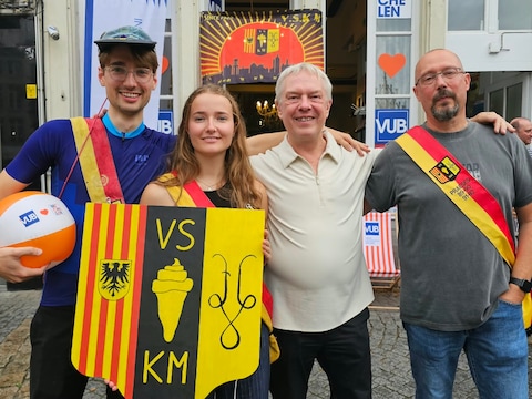 Voormalige praeses Max Sinjan (25), praeses van het afgelopen jaar Rani Sinjan (22), rector Jan Danckaert, en oud-praeses Serge Van Meerbeeck (57)