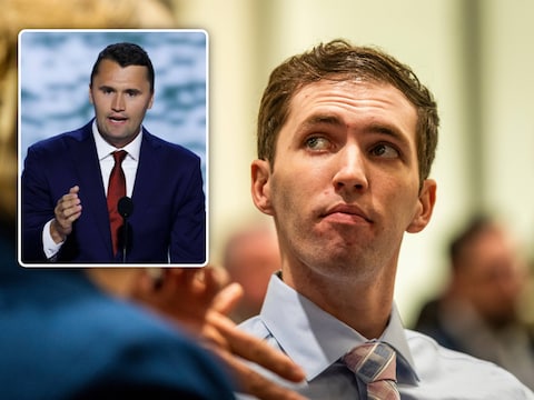Archiefbeeld: Tyler Robinson, die ervan wordt beschuldigd Charlie Kirk dodelijk te hebben neergeschoten, tijdens een hoorzitting in de rechtbank in Utah, op 11 december 2025. Inzet: Charlie Kirk.