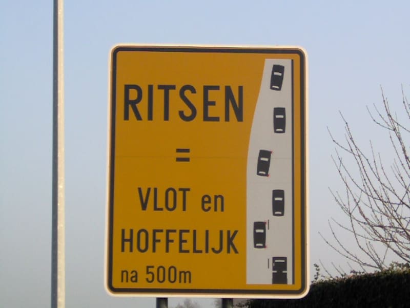 Gemeenteraadslid Conny Van den Heuvel vraagt borden naast N14 om ritsprincipe uit te leggen, maar vangt bot