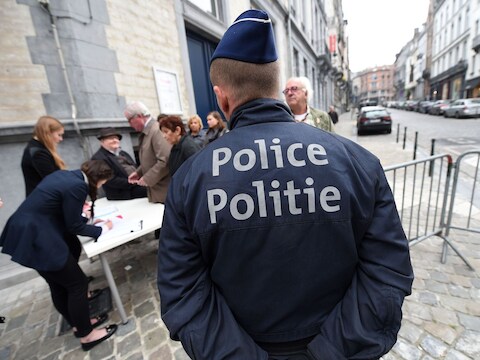 Verschillende bronnen bevestigen nu dat het om aanslagen gaat die vergelijkbaar zijn met de aanslag tegen het Joods Museum in Brussel.