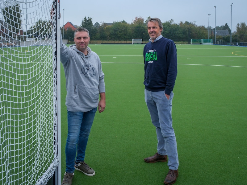 Vicevoorzitter Christophe van der Haert (rechts) en Kevin Lecluyze, de verantwoordelijke van de infrastructuur, op het nieuwe waterveld van ISCA.