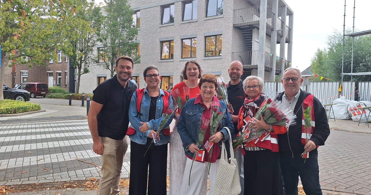 Vooruit deelt 300 rozen uit op eerste schooldag: “Aandacht vragen voor verkeersveiligheid”
