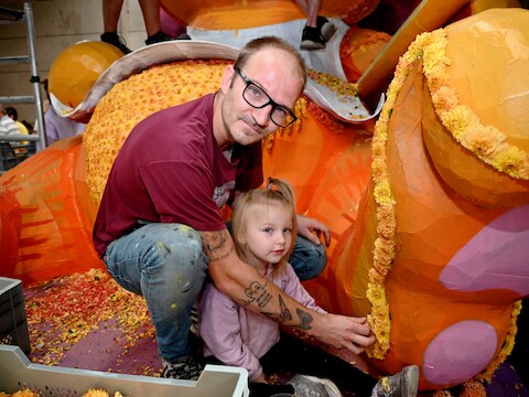 Michael De Waele met zijn dochter Mila op de praalwagen ‘Koning Kat’ in Blankenberge.