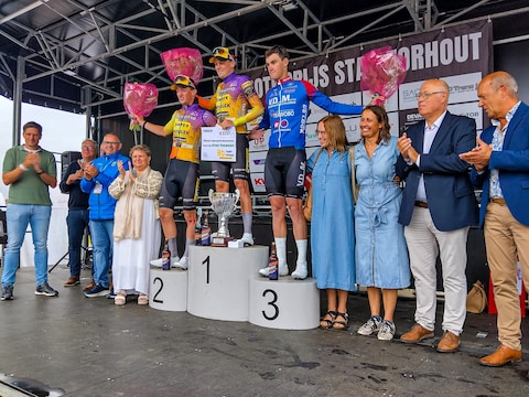 Arne Santy wint Grote Prijs Stad Torhout na sprint in de regen