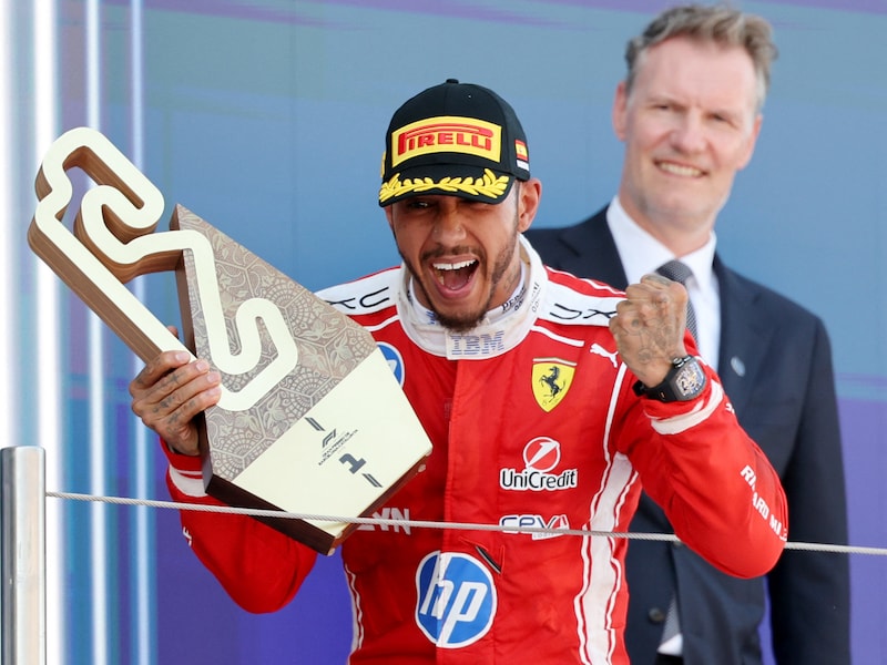 Lewis Hamilton pakt in Barcelona eerste zege in twee jaar! WK-leider Kimi Antonelli valt uit met motorproblemen