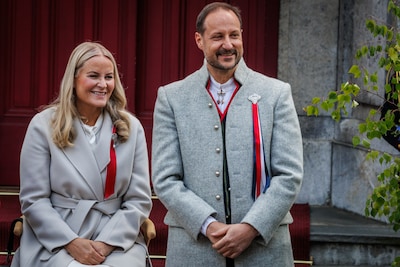 Kroonprins Haakon en Mette-Marit op bezoek bij zieke koningin Sonja
