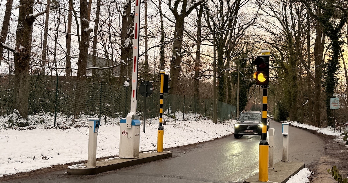 Slagboom in Borggravijversstraat voor het eerst actief: “Veel mensen zijn er kwaad om, ik ook”