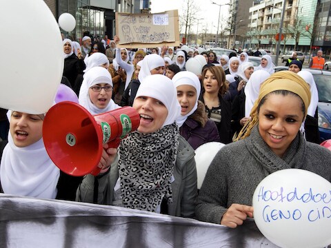Steunbetoging in Genk voor Lemia (c) die wegens haar hoofddoek ontslagen werd bij Hema. Foto uit 2011.