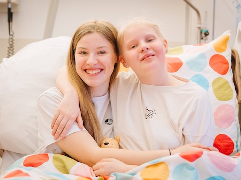 Janne (15) en Femke (14) in het UZ in Gent na hun beenmergtransplantatie.