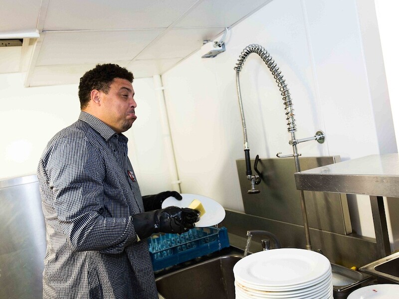 Ronaldo moest de afwas doen.
