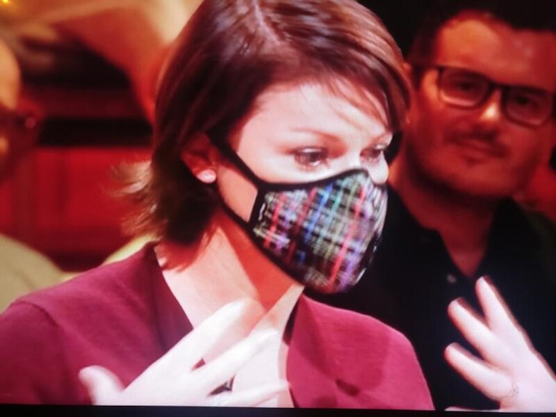 Jill Peeters met haar mondmasker, vanavond tijdens de talkshow Van Gils &amp; Gasten.
