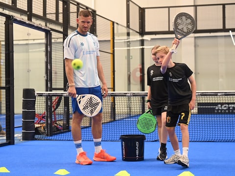 Jan Vertonghen opent zijn padeltoernooi voor het goede doel met een paar wedstrijdjes met langdurig zieke kinderen.
