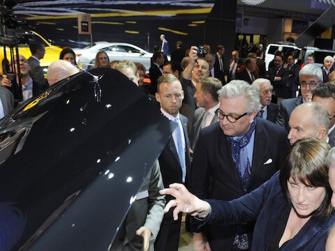 Veel volk op het "kleine" autosalon dit jaar. Ook prins Laurent kwam een kijkje nemen.