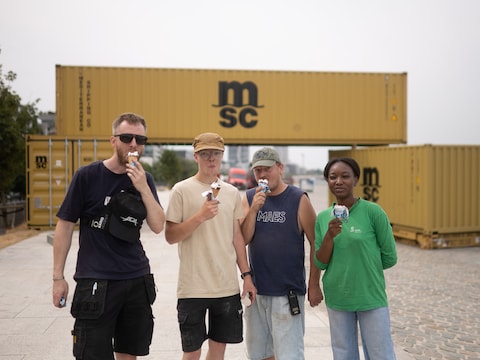 De crew krijgt ijsjes om het hoofd koel te houden.