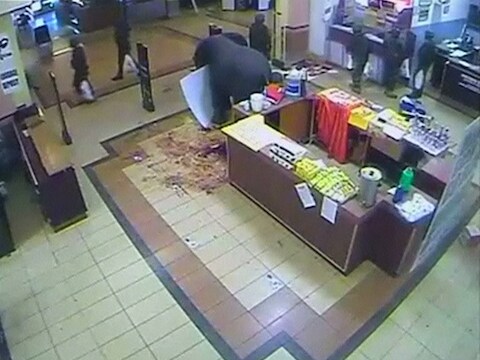 Militairen met plastic tassen verlaten de Nakumatt-supermarkt in het winkelcentrum Westgate in Nairobi kort na het begin van de aanval van terroristen.