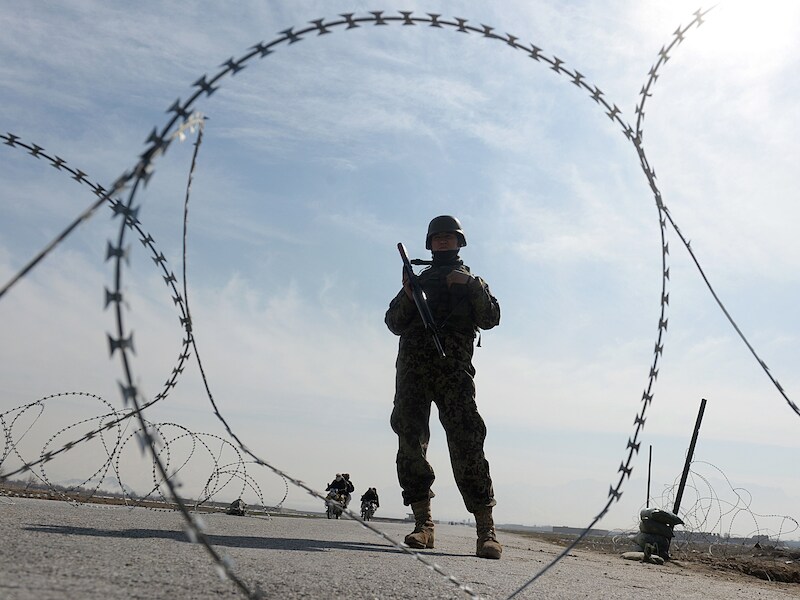 Een bewaker aan de gevangenis in Bagram.