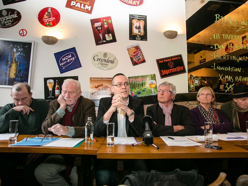 Jean Fagard, Josy Dubie, Raoul Hedebouw, Hugues Le Paige, Irene Petre en Daniel Tanuro tijdens de persconferentie van PVDA+/PTB+.