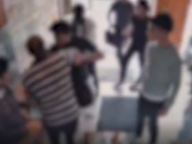 Beelden tonen confrontatie tussen bewoners flatgebouw en agressieve telecomverkopers in Vilvoorde: “Ze lachten ons in ons gezicht uit”