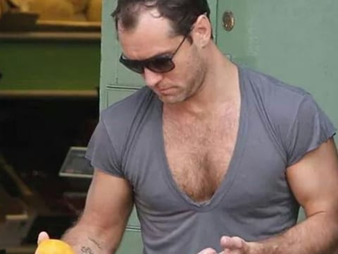 Acteur Jude Law, trotse bezitter van een behaarde borstkas