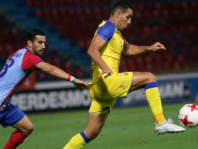 Ehsan Hajsafi (links) tijdens het bewuste duel met Panionios tegen Maccabi Tel Aviv.