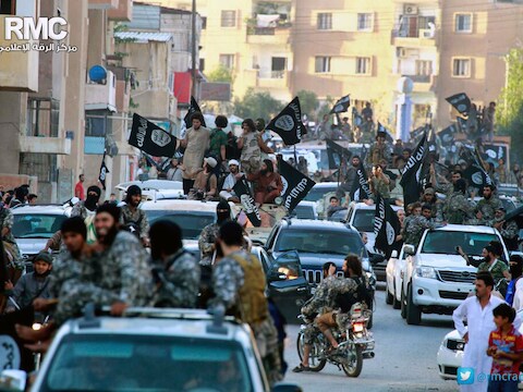 Strijders van Islamitische Staat bij de inname van Raqqa op 30 juni 2014.