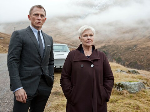 James Bond (Daniel Craig) en M (Judi Dench) in Skyfall.