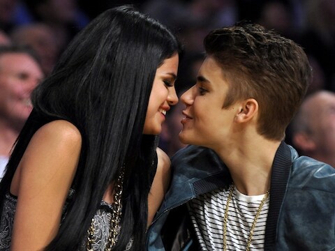 Selena Gomez (links) en Justin Bieber in april 2012.