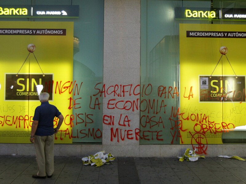 Demonstranten richten hun woede op filialen van Bankia, zoals hier in Madrid.