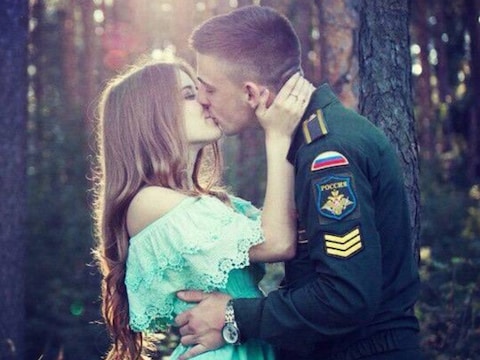 Een beeld uit een groep op de Russische socialenetwerksite  VKontakte, die zich richt op vrouwen die in contact willen komen met militairen. Hij telt 19.000 leden. 